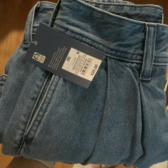 Universal Thread® Women’s High-Rise Denim Cargo Shorts - Picture 7 of 8